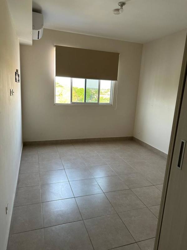 Master bedroom with closet and ensuite bathroom in Torres de Cantabria Las Acacias Panama