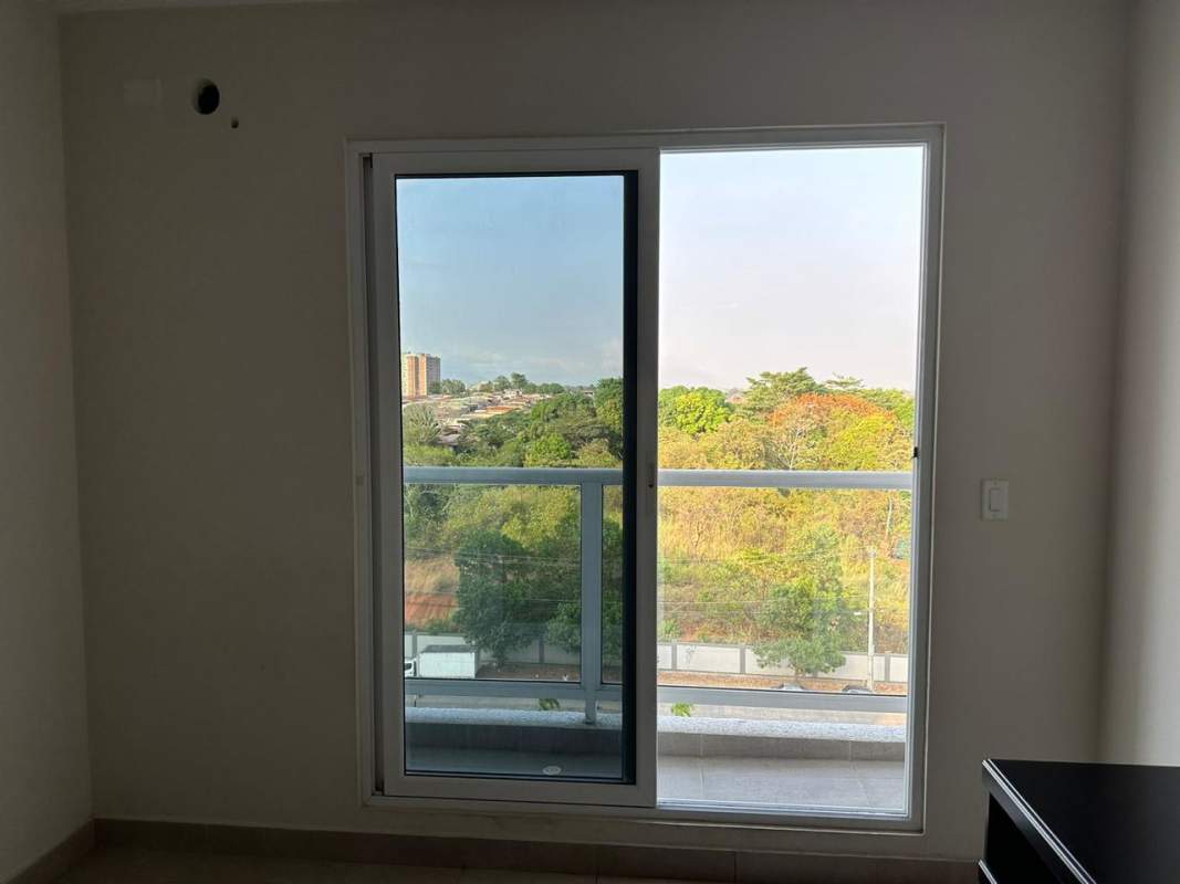 Secondary bedroom with closet in Torres de Cantabria apartment for sale Panama