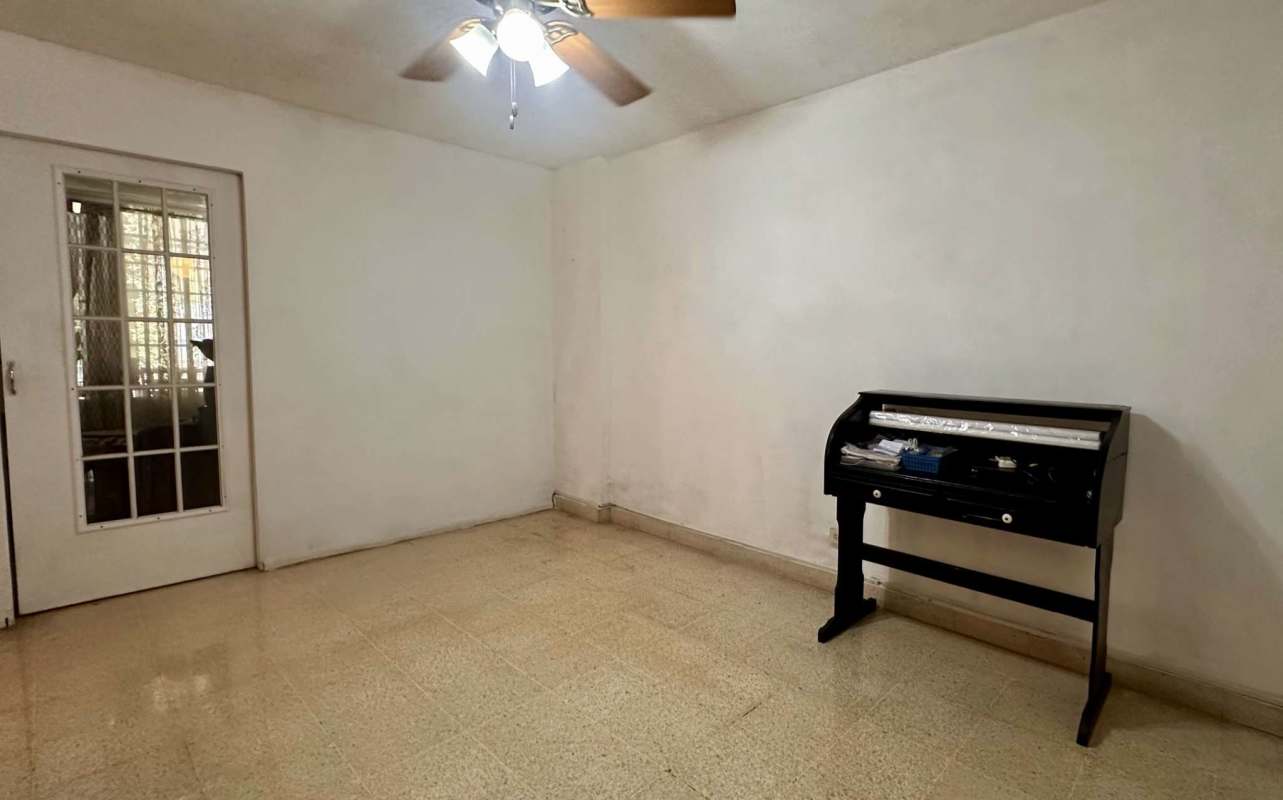 Bedroom with split AC, fan, closet and windows Villa de Las Fuentes Panama