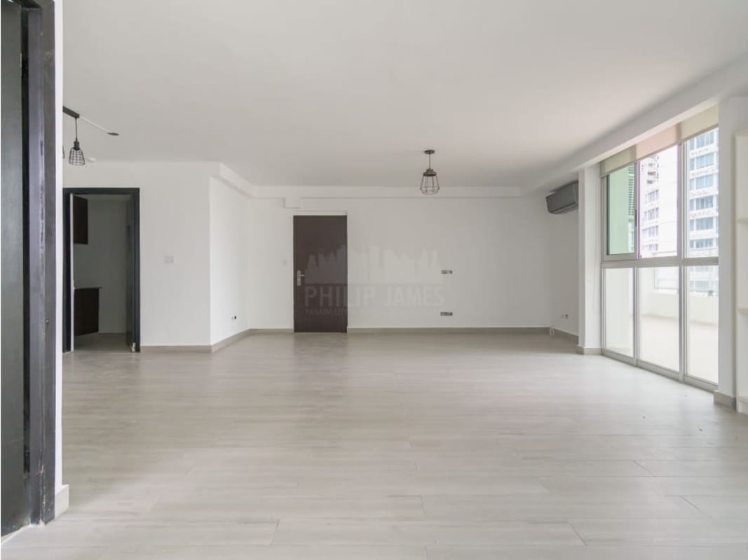 Bright bedroom with built-in wardrobe air conditioning ceramic floors in PH Belle View Panama