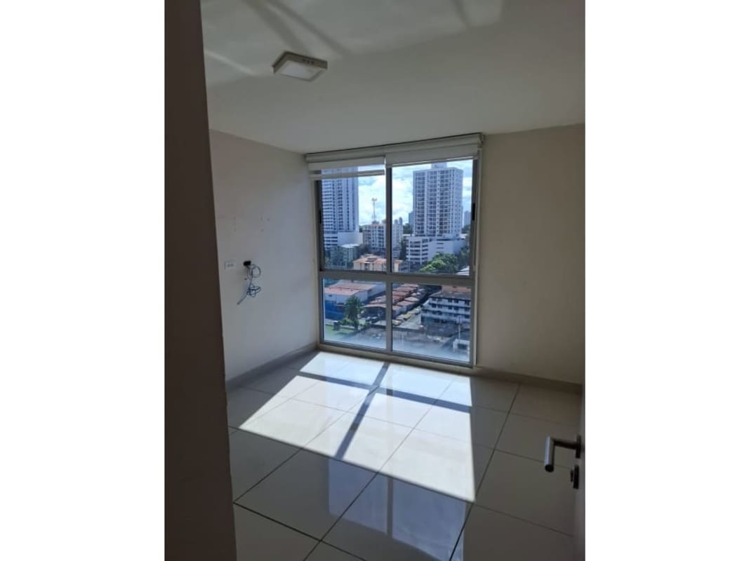 Bright living room with balcony, ceramic tile floor and city view in Panama City