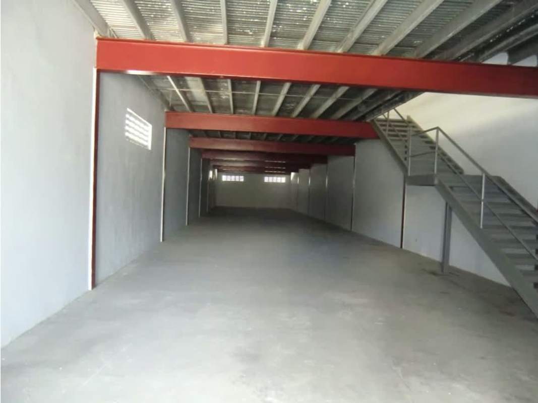 Spacious warehouse interior showing concrete floor and mezzanine in Juan Díaz Panama