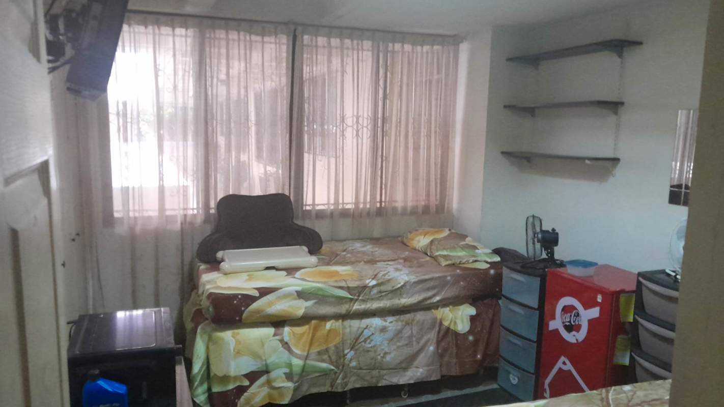 Shared room with natural light, single bed, closet, mini fridge, wall shelves Edificio Policéntrico Calidonia Panama