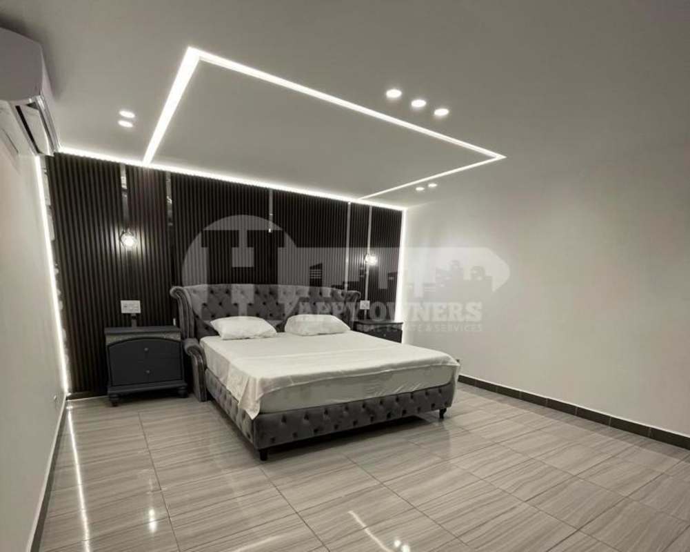 Contemporary bedroom with LED ceiling lights, upholstered bed, accent wall, and AC in PH Vista Magna Altos de Panamá