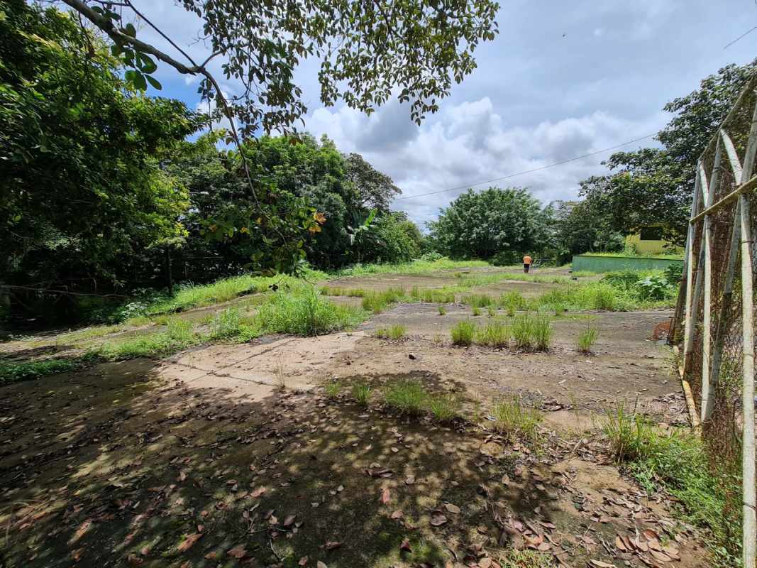 Large paved area with fencing ideal for workshops or storage in Panama province