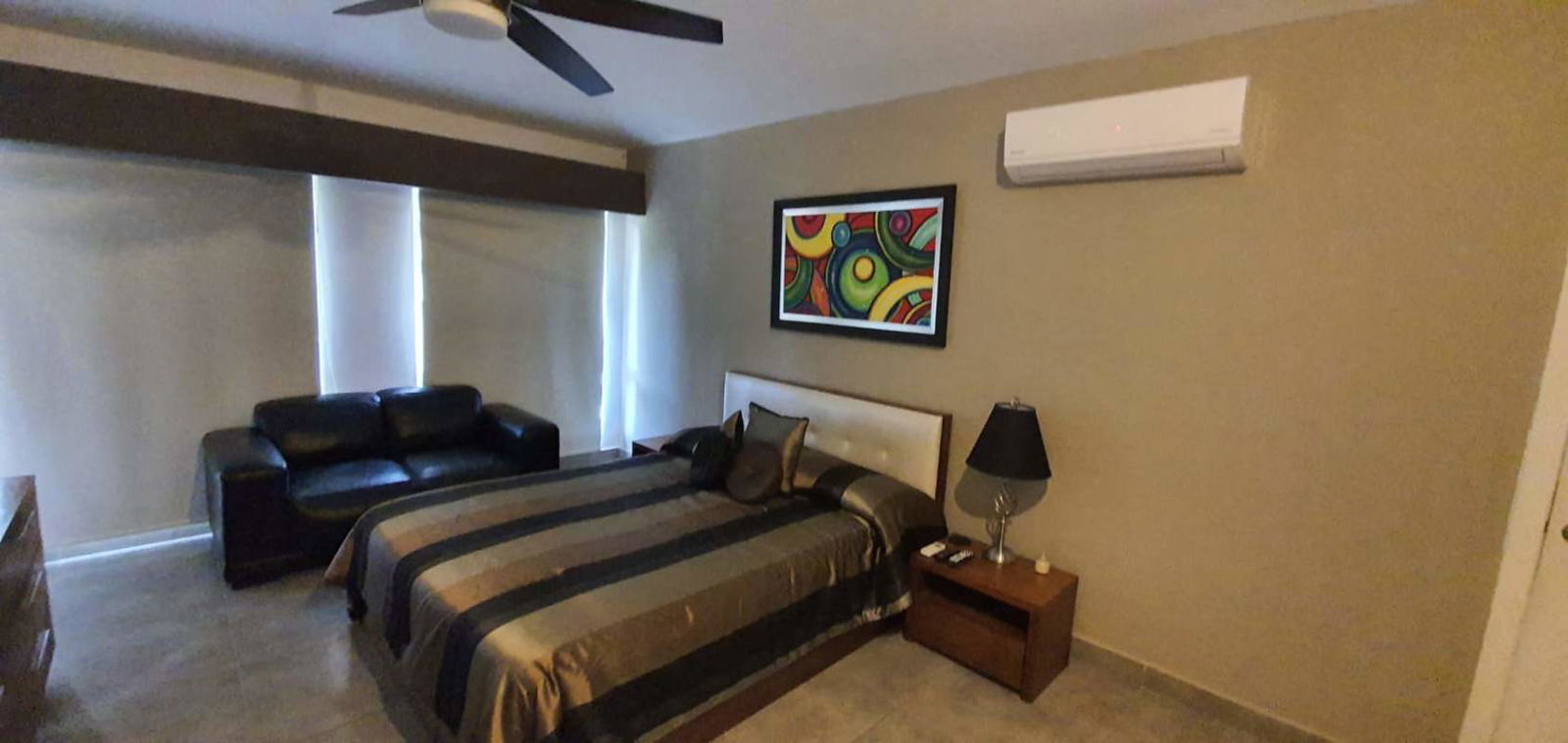 Furnished bedroom with split AC, TV and closet at Balboa Ancón studio apartment Panama