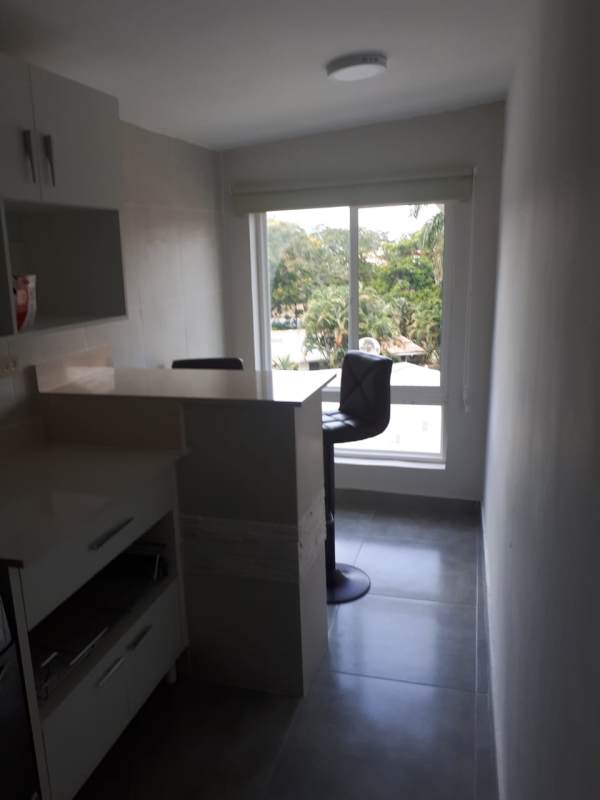 Bright kitchen with breakfast bar, window view, modern finishes Balboa Ancón Panama