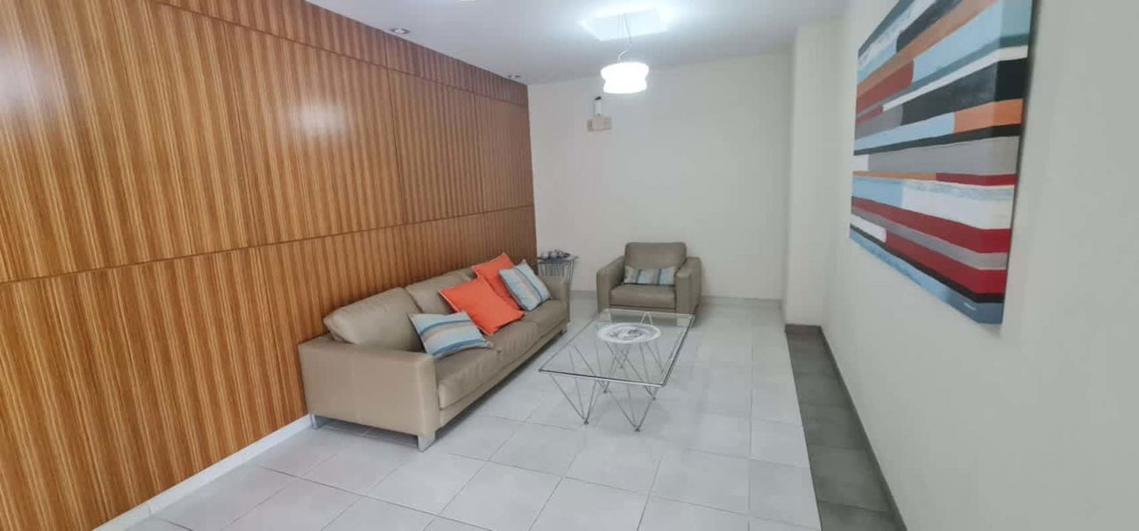 Infinity rooftop swimming pool overlooking Panama City skyline at PH Metric