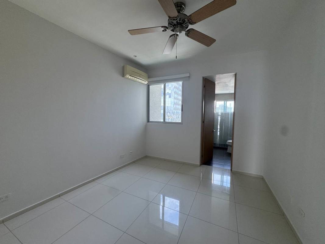 Bright bedroom with large window, ceiling fan, split AC and city views in PH Altamar del Este Panama
