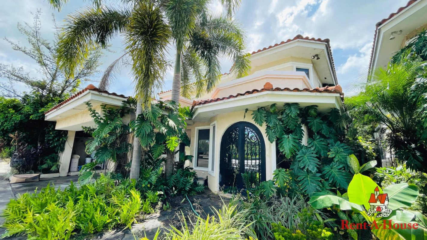 Traditional dining room with wood table, chandelier, mirror, and classic furnishings in Costa Bella Panama