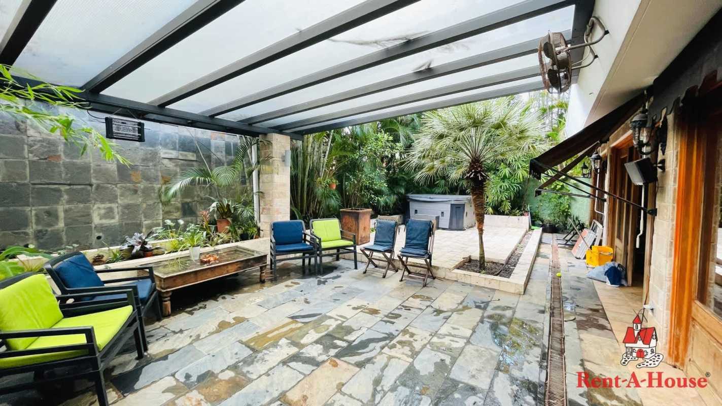 Covered patio area with hot tub, garden, paving stone floor in Costa Bella Costa del Este