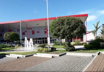 Landscaped fountain area with palm trees outside David Commercial Plaza in David Chiriquí