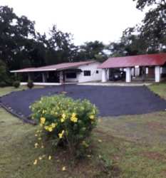 Spacious living room with terracotta tiles, wood window shutters, in farmhouse Veraguas for sale