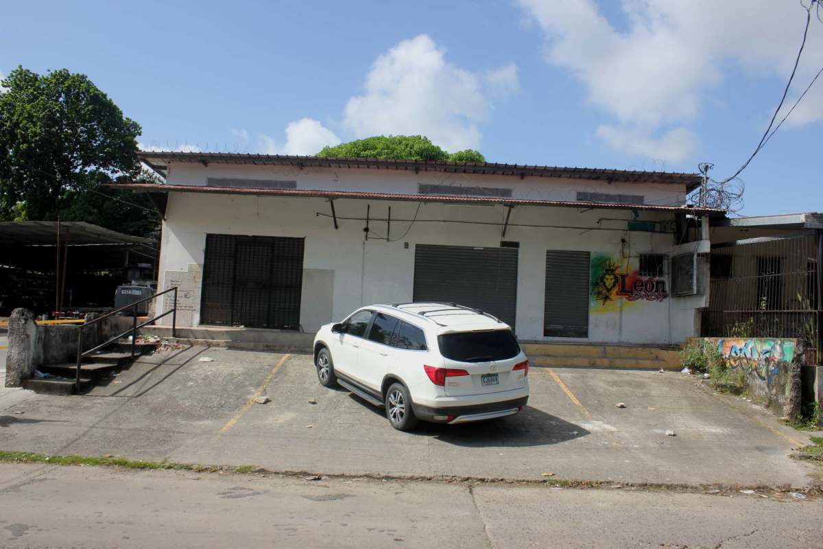 Industrial warehouse units with loading ramps and parking located in Ciudad Bolívar Panama City