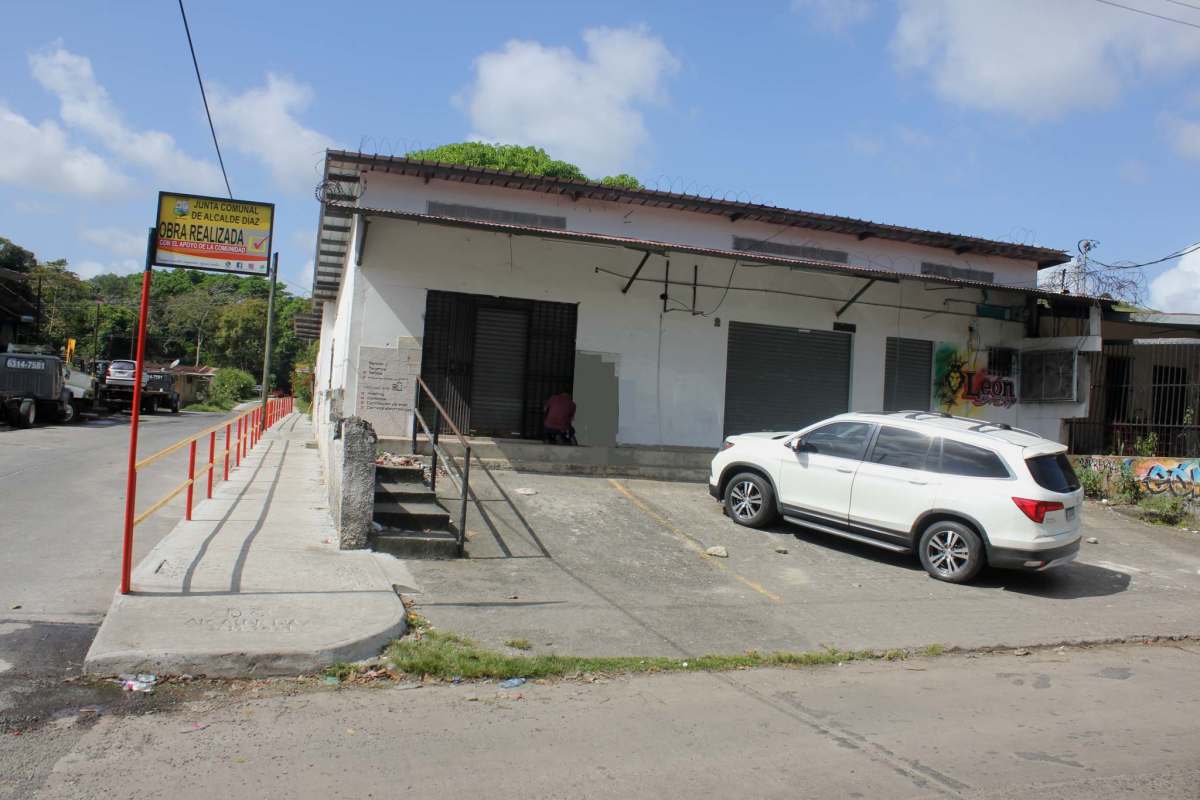 Loading ramp and parking in front of commercial property for sale Ciudad Bolívar Panama