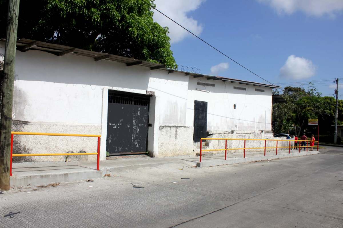 Commercial Retail & Warehouse Corner Plot Ciudad Bolívar