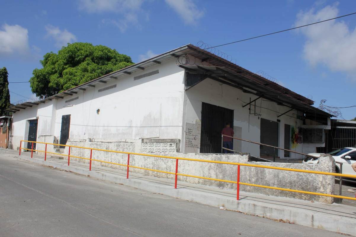 Well-located corner commercial building secured with fence and shutters in Ciudad Bolívar Panama