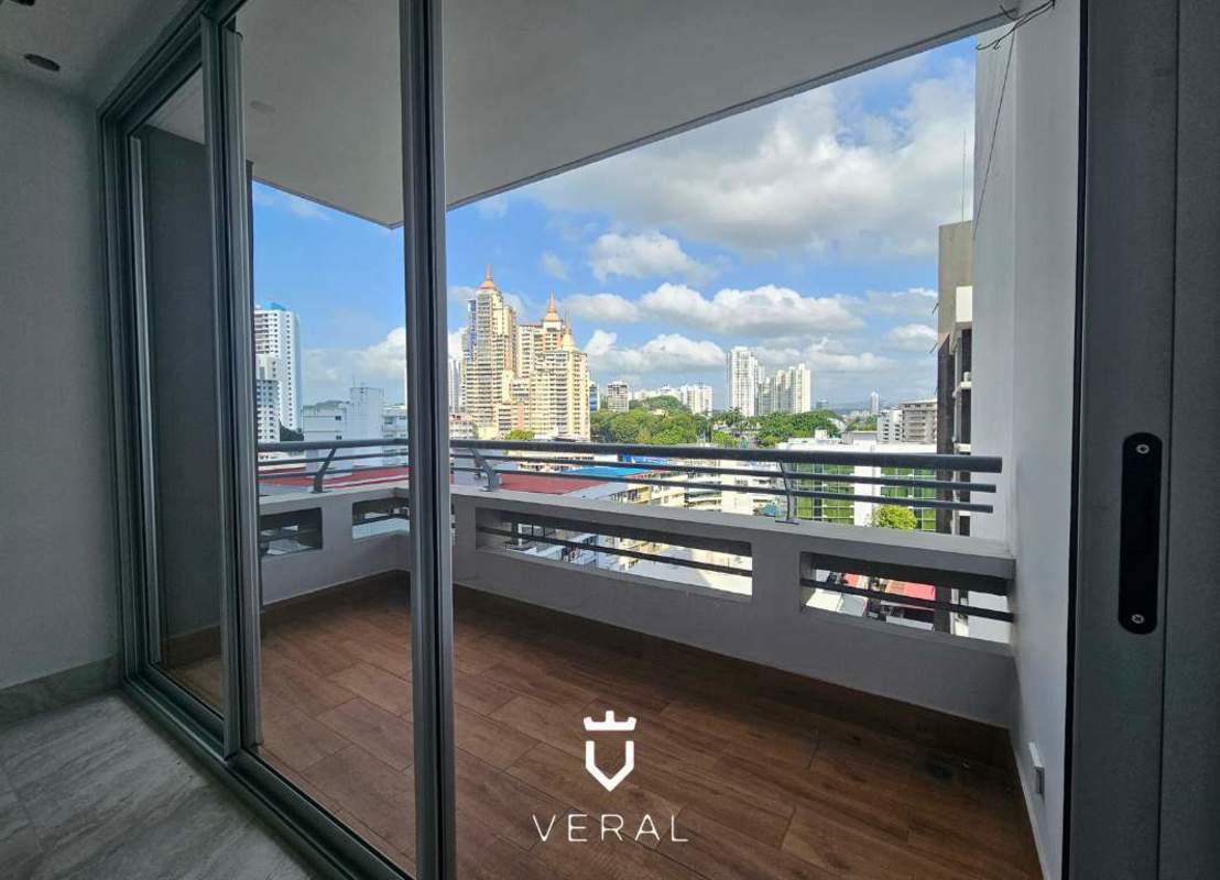 Bright bedroom with built-in closet and city view in PH Luxor 400 El Cangrejo Panama