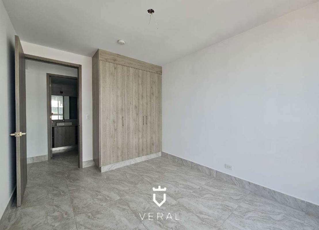 Contemporary bathroom with glass-enclosed shower and vanity at PH Luxor 400 El Cangrejo Panama City