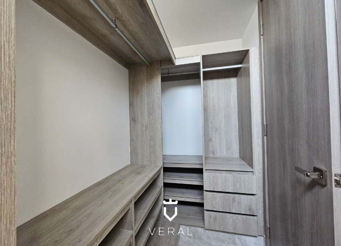 Custom walk-in closet with shelves, drawers and hanging space PH Luxor 400 Panama