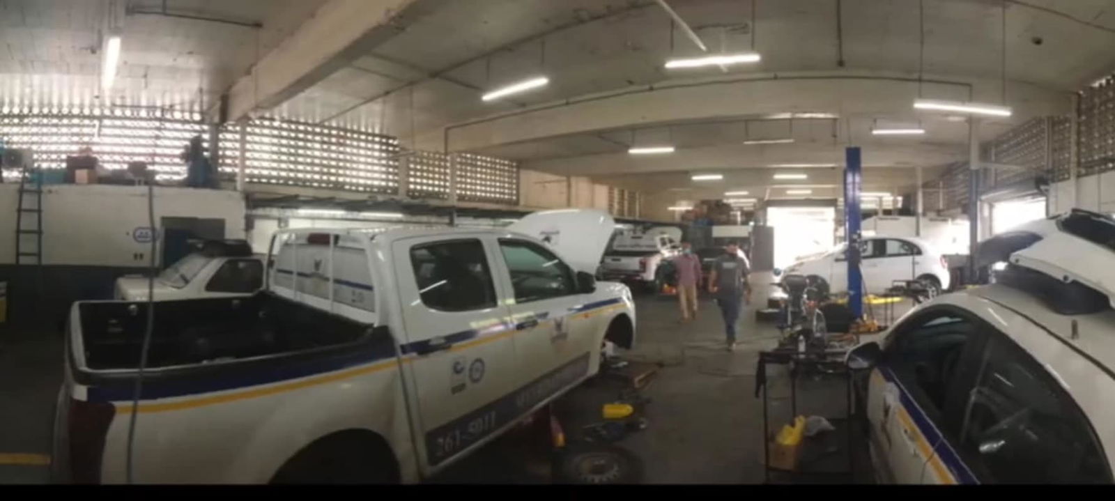 Industrial interior suitable for vehicle servicing with multiple bays and double height ceiling Parque Lefevre Panama