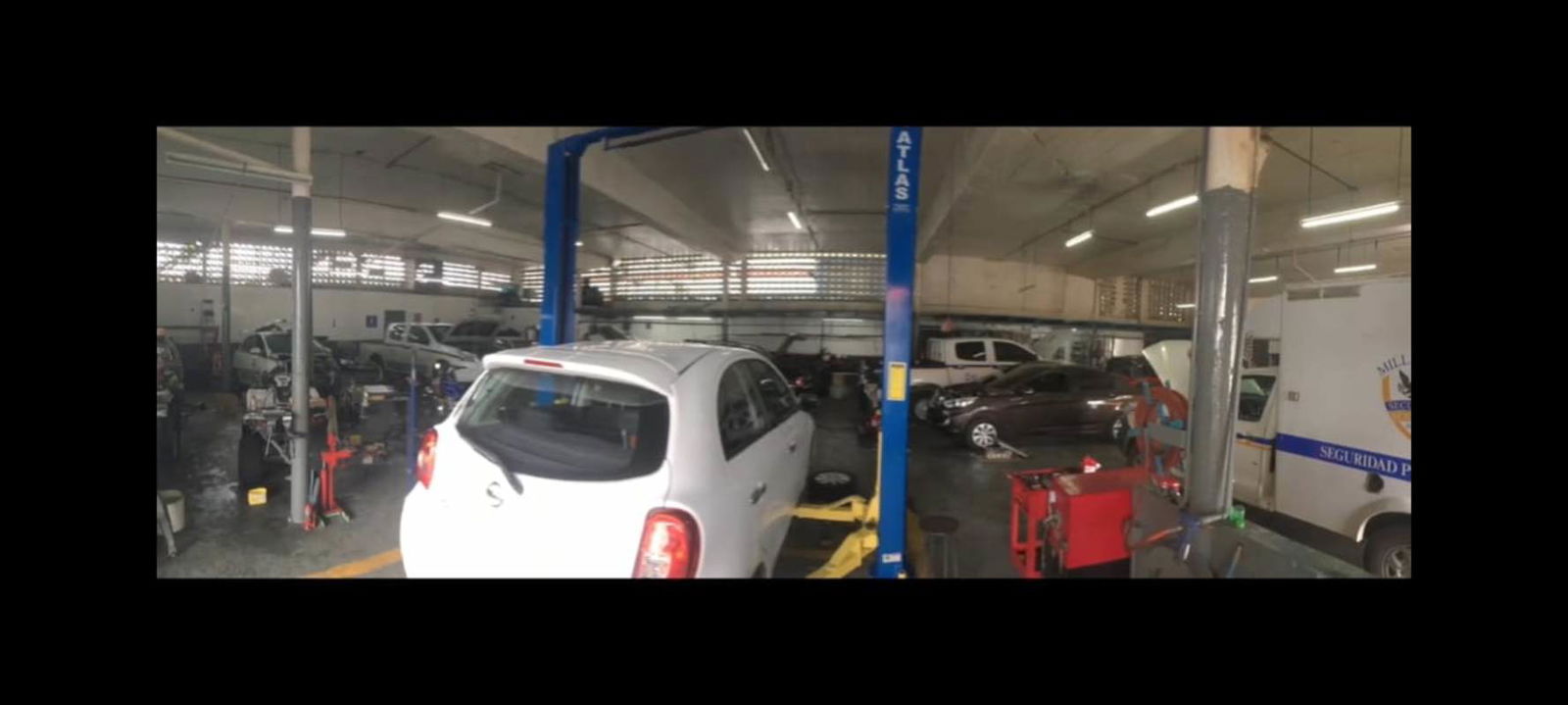 Spacious mechanic workshop inside warehouse with car lift and repair facilities in Panama City