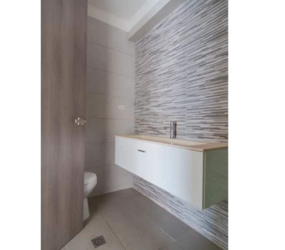 Modern rooftop terrace with infinity pool and panoramic city views at PH Loma Vista Tower Panama City