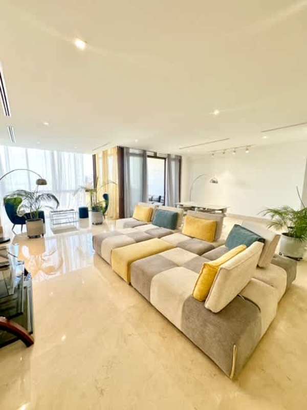 Kitchen marble island Frigidaire appliances PH Garden Ocean Reef Panama City