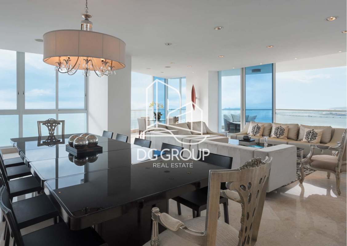 Luxury infinity pool overlooking Panama City skyline and ocean at PH The Point Punta Paitilla