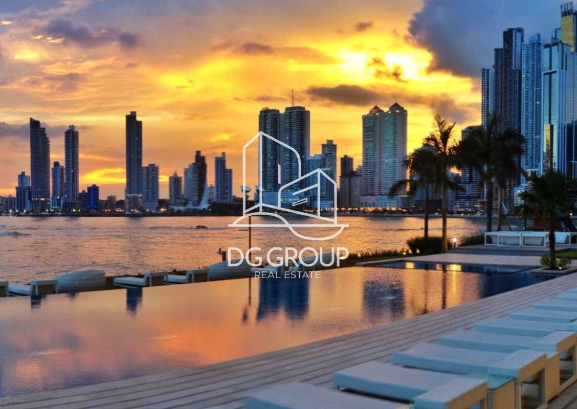 Spacious luxury living room with panoramic ocean views, marble floors and high ceilings in PH The Point Panama