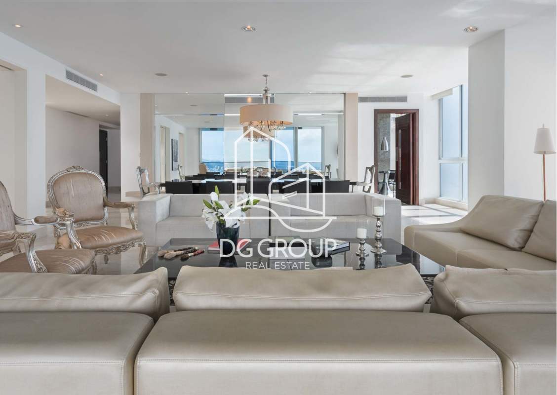 Glass-railed balcony with panoramic ocean and skyline views at PH The Point Punta Paitilla