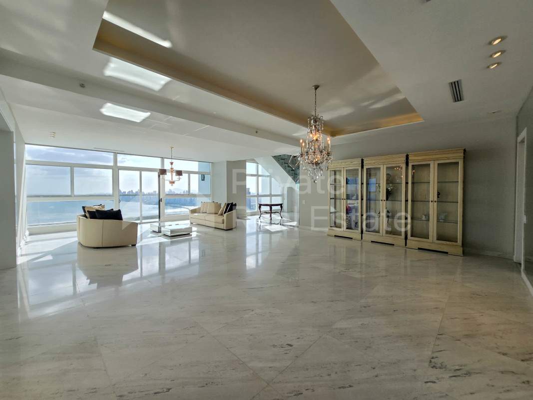 Spacious living room with marble flooring and panoramic Pacific Ocean views in PH Paramount Costa del Este