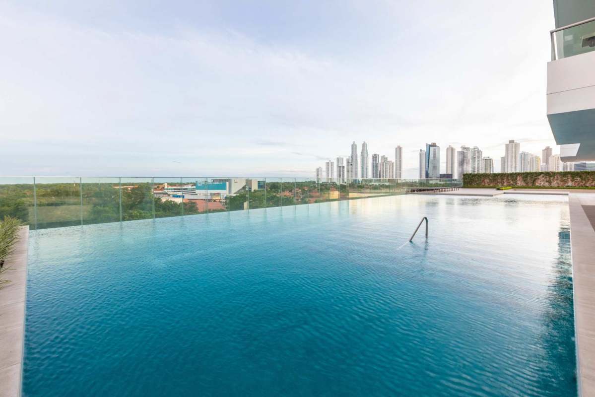Rooftop infinity pool with panoramic views at PH Greengarden Santa María Panama