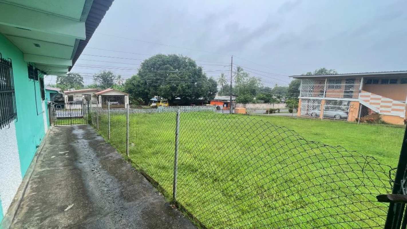 Corner Lot 900m² with 850m² Building in MetroPark Juan Díaz