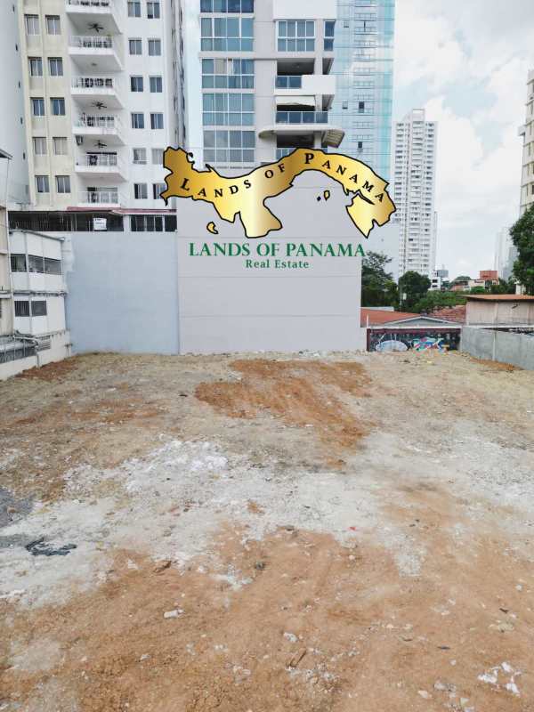 Commercial land plot in central Panama with adjacent towers