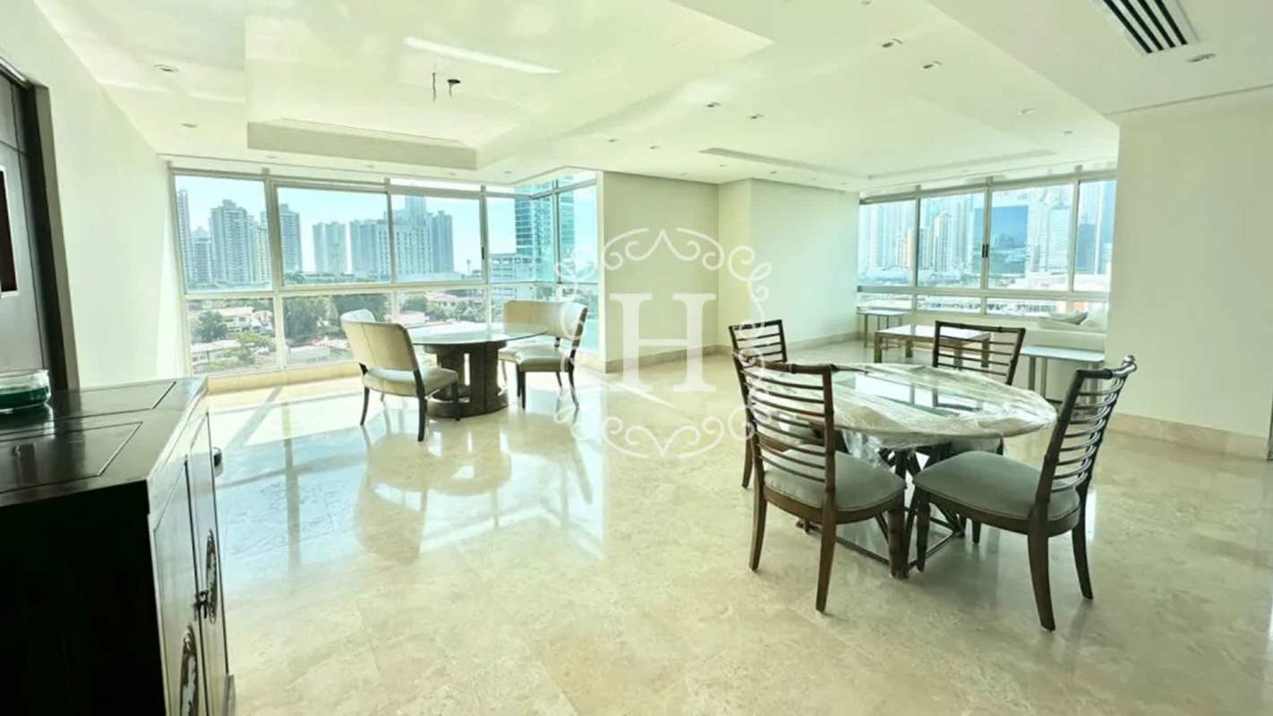 Modern living dining area with panoramic windows and city views in PH Terrazas del Pacífico San Francisco Panama
