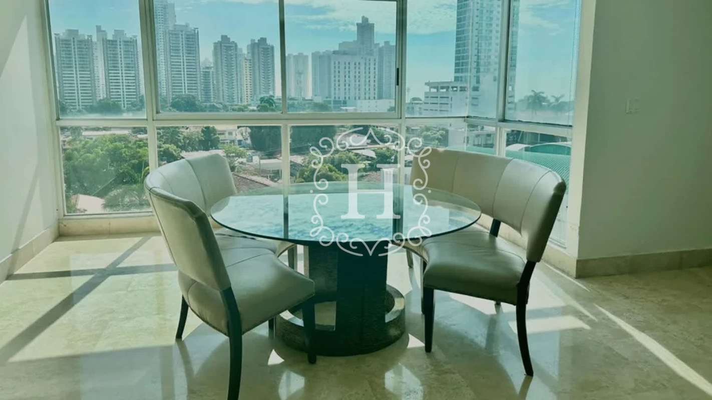 Bedroom with large windows overlooking the city skyline in PH Terrazas del Pacífico Panama City
