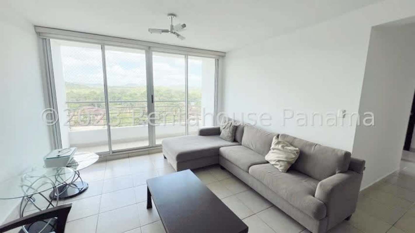 Bright secondary bedroom with window and AC PH Clayton Park Clayton Panama for rent