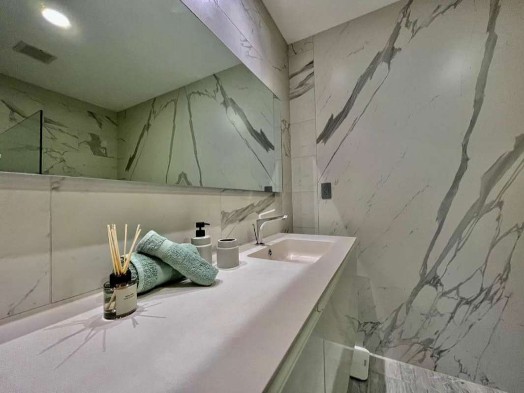 Master bedroom with panoramic city view, balcony access PH BICSA Panama