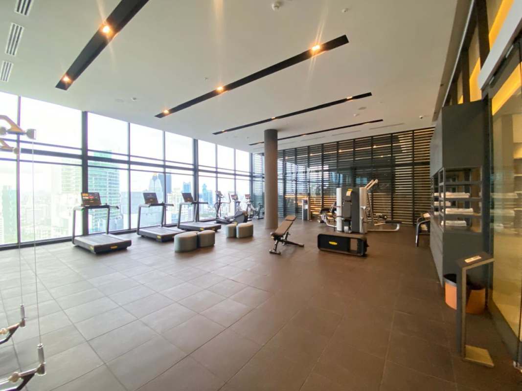 Infinity pool and rooftop lounge with panoramic city bay views in PH BICSA Panama