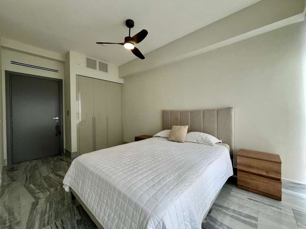 Second bedroom with city skyline views in PH BICSA on Avenida Balboa, Panama