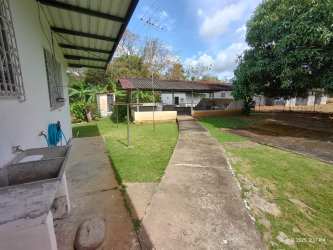 Backyard view with shaded area, outdoor sink, trees house for rent La Pintada Coclé Carnival