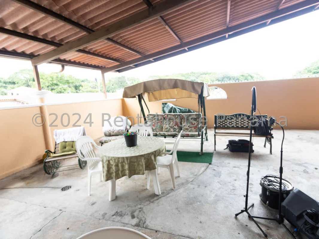 Bedroom with wooden closet, ceiling fan and AC in Brisas del Golf house Panama