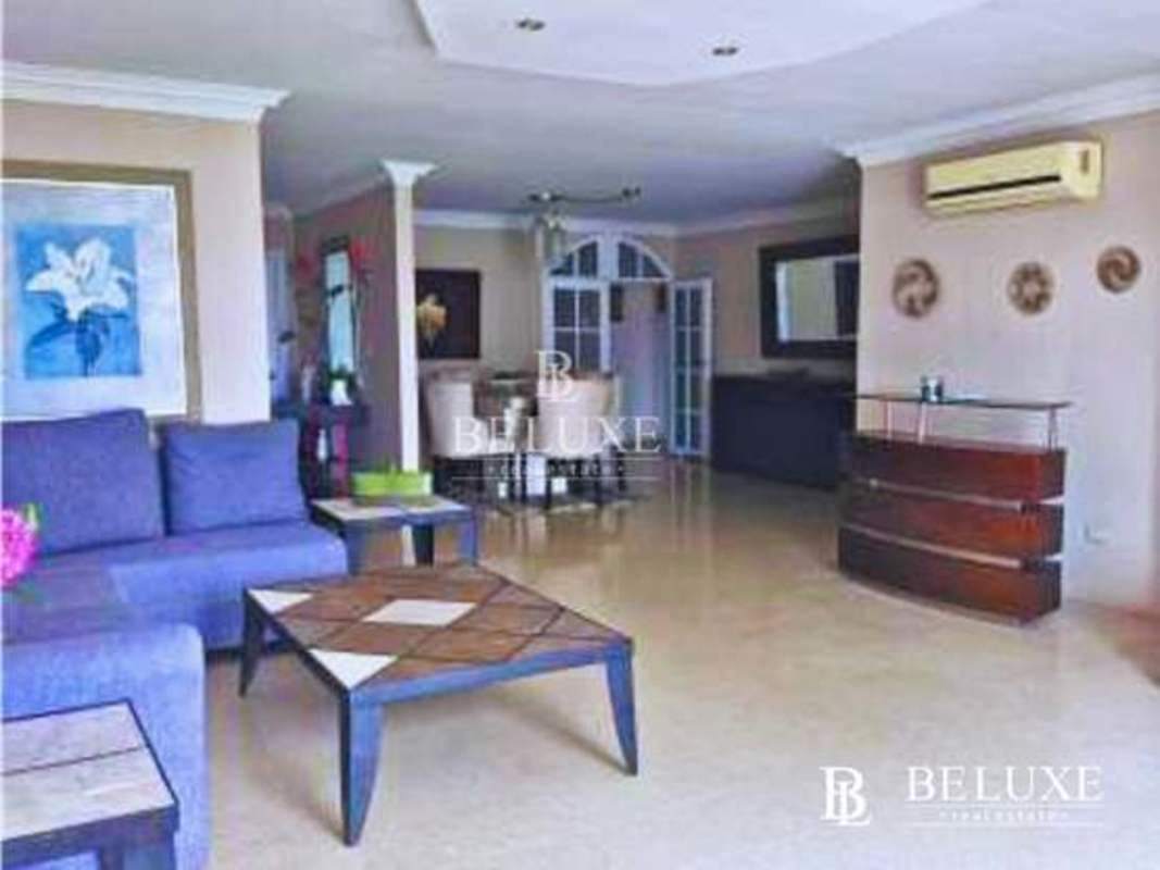 Rooftop swimming pool area with sun deck and panoramic city views in PH Marsella Marbella Panama