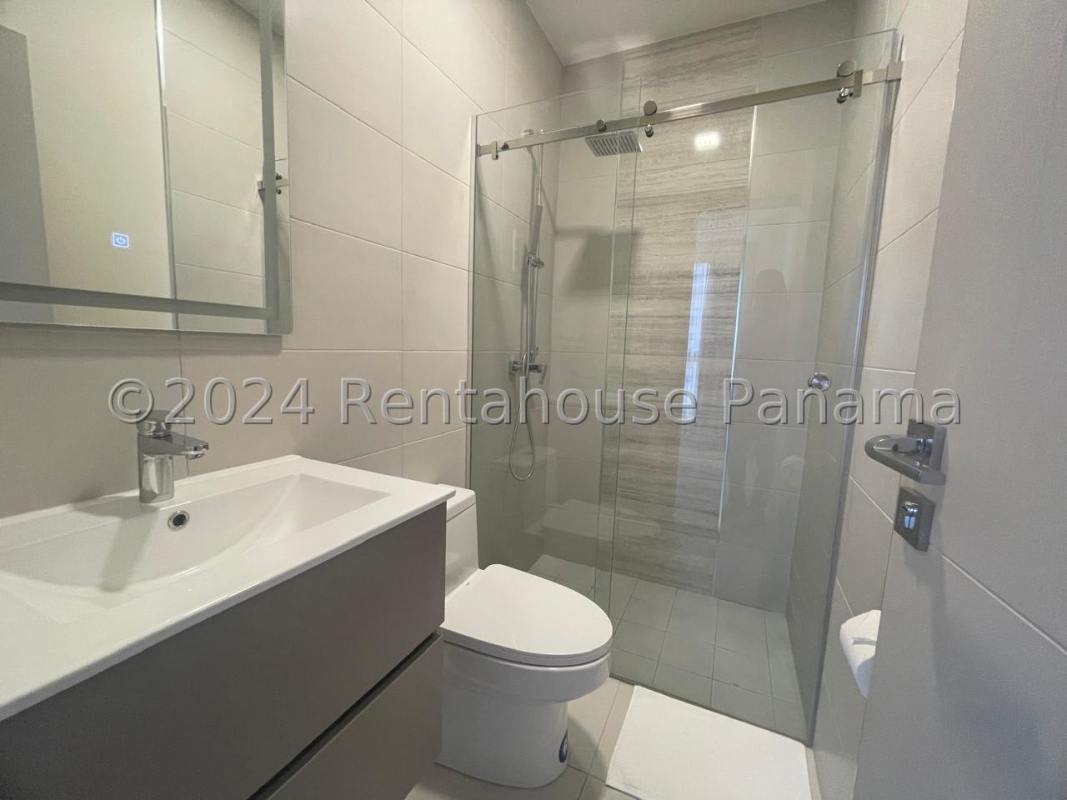 Bedroom with walk-in closet, large window and AC in PH Arcadia Costa del Este