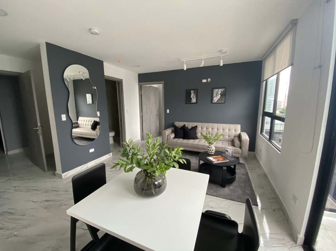 Bright bedroom with large window and closet in PH Marvela Calle 50 Bella Vista Panama