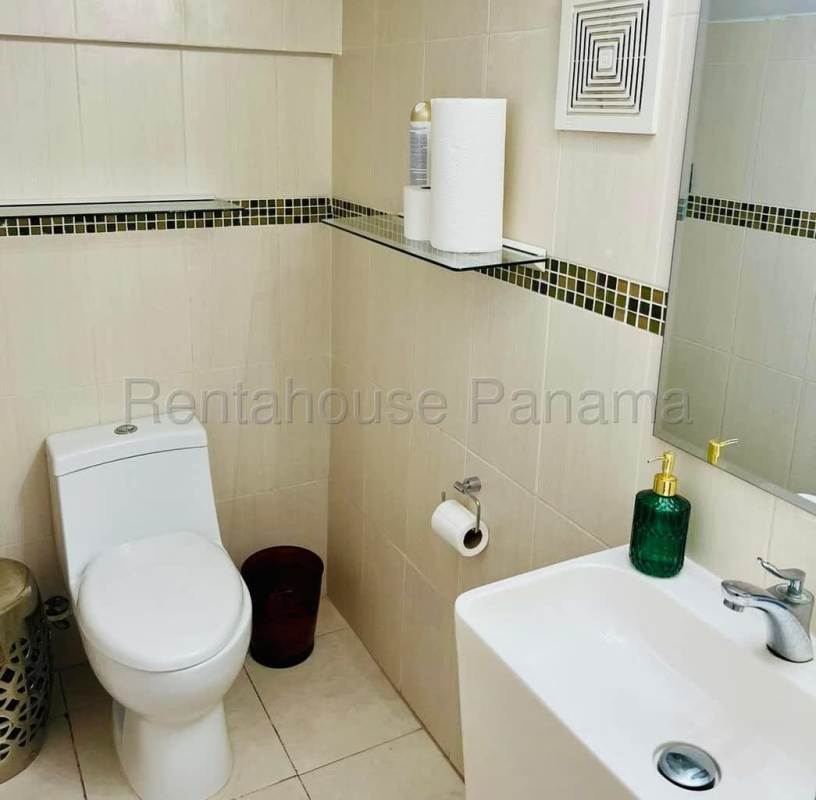 Kitchen with cabinetry and appliances in Villa Tivoli Brisas del Golf Panama