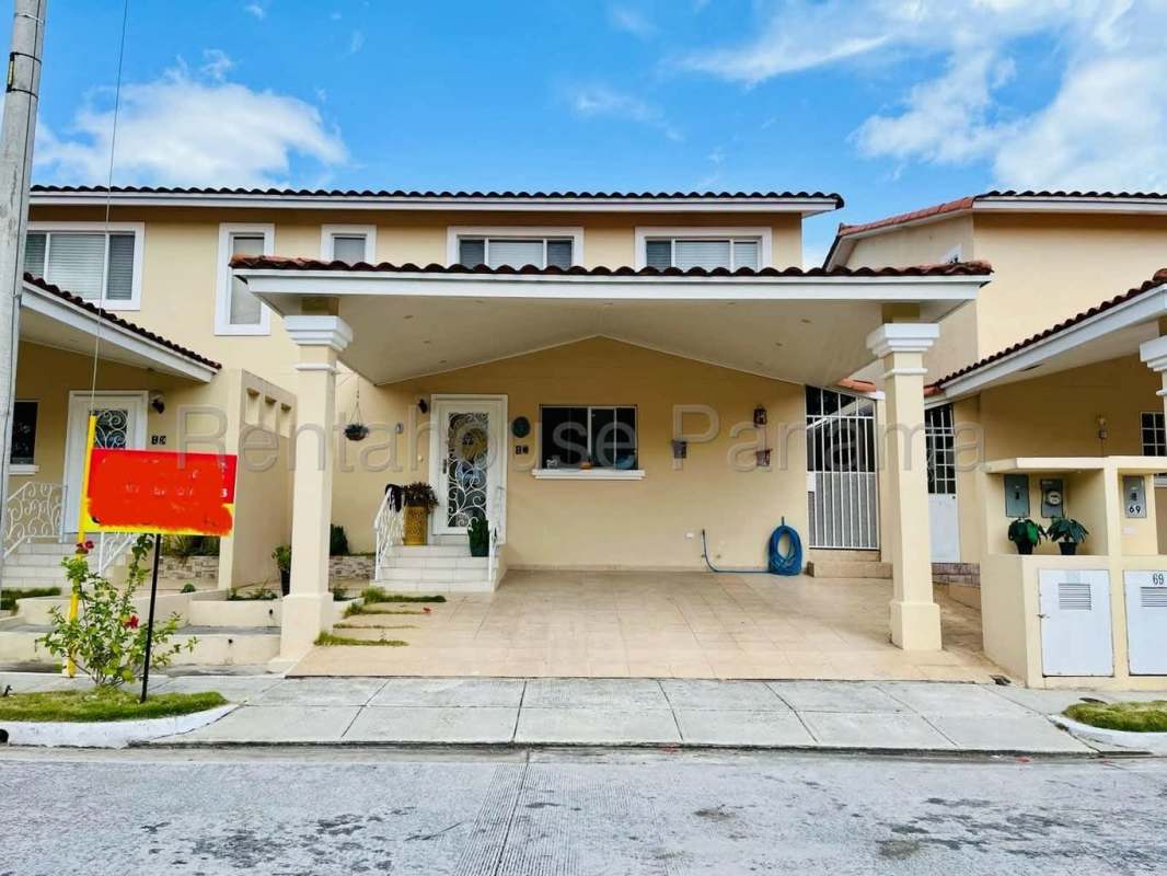Bedroom with ceiling fan and window blinds in Villa Tivoli Brisas del Golf Panama