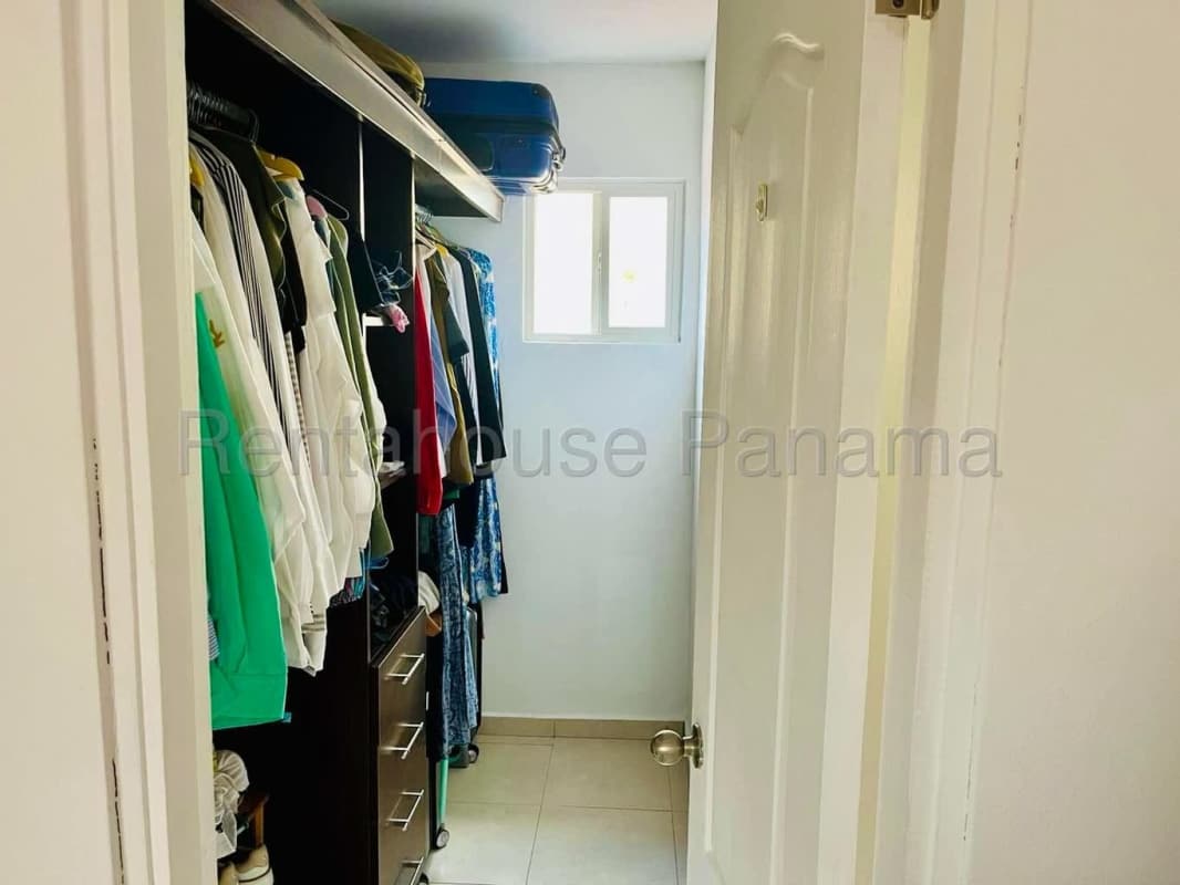 Master bedroom closet space with built-in cabinets Vila Tivoli Brisas del Golf Panama