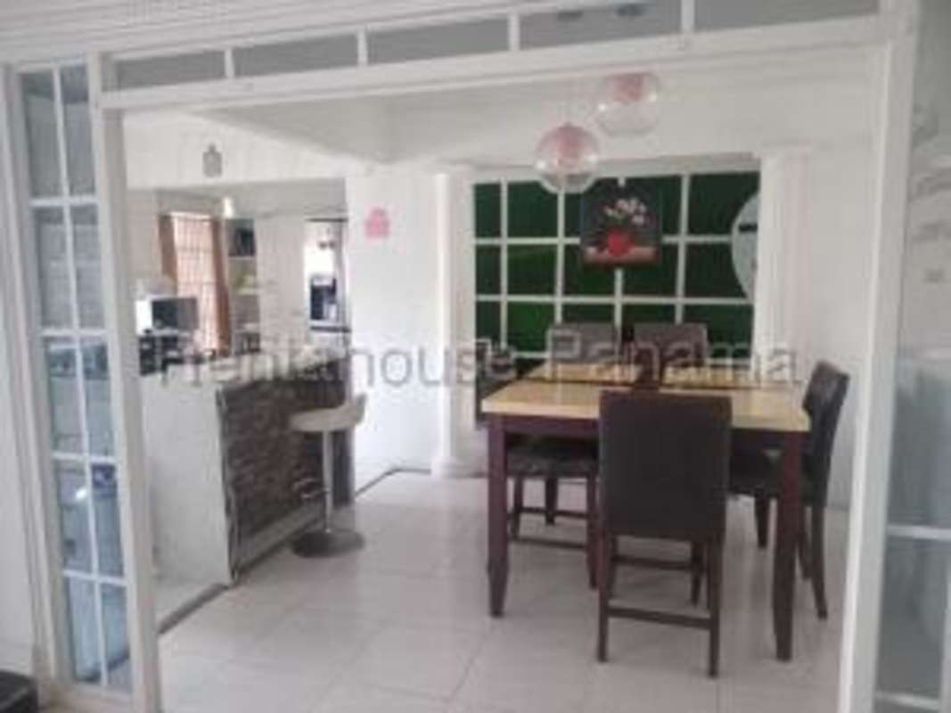 Bedroom with natural light and built-in closet in Don Bosco Costa del Este house for sale